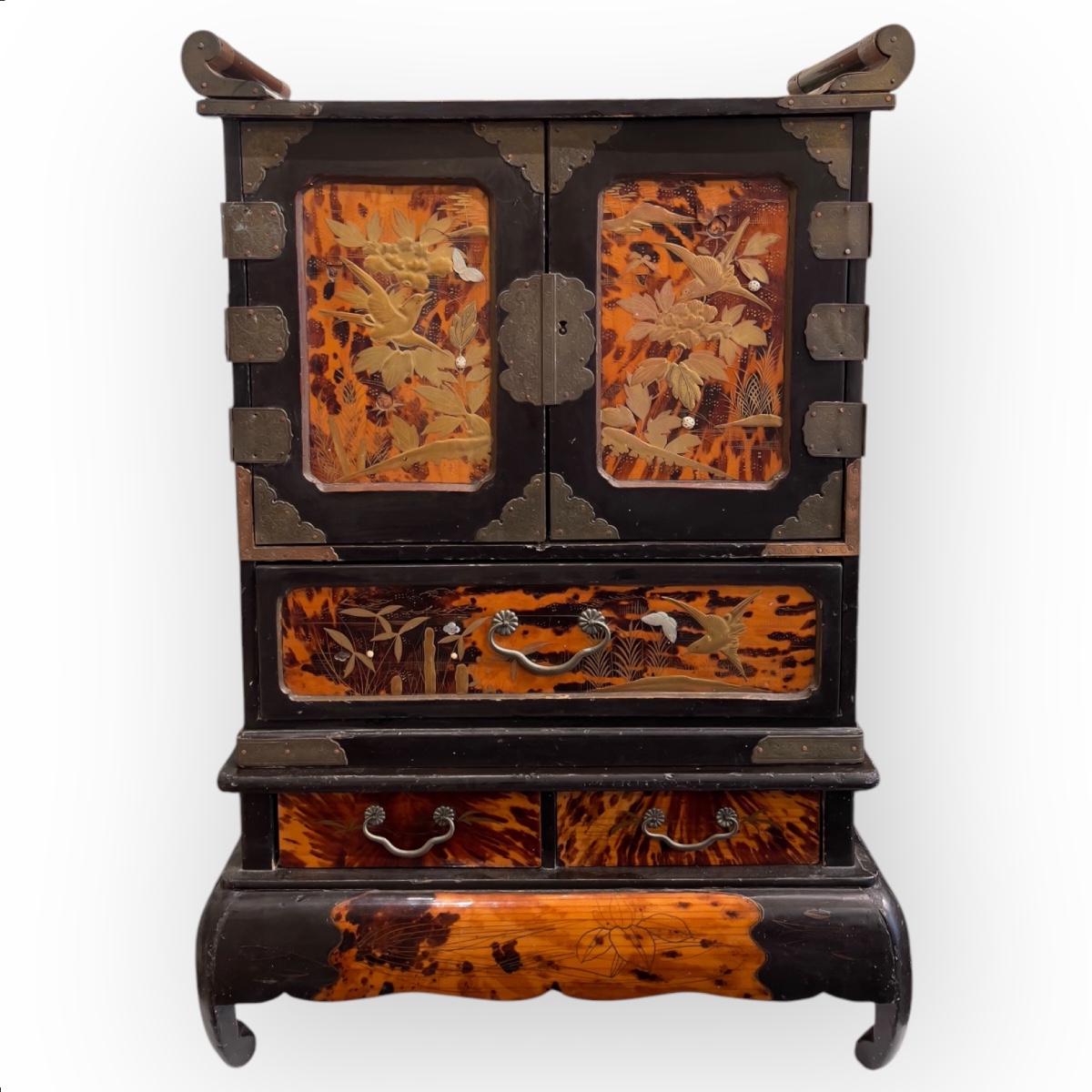 Japon, Cabinet En Bois Noirci Et écaille à Decor En Laque, époque Meiji