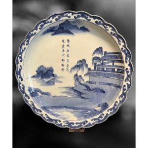 Japon, Grand Plat Bleu Blanc En Porcelaine De Arita, Début Du 19ème Siècle.