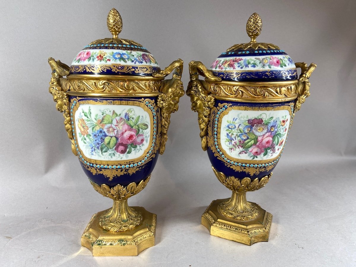 Paire de vases en porcelaine de Sèvres française ornés de bronze doré datant de 1880.-photo-3