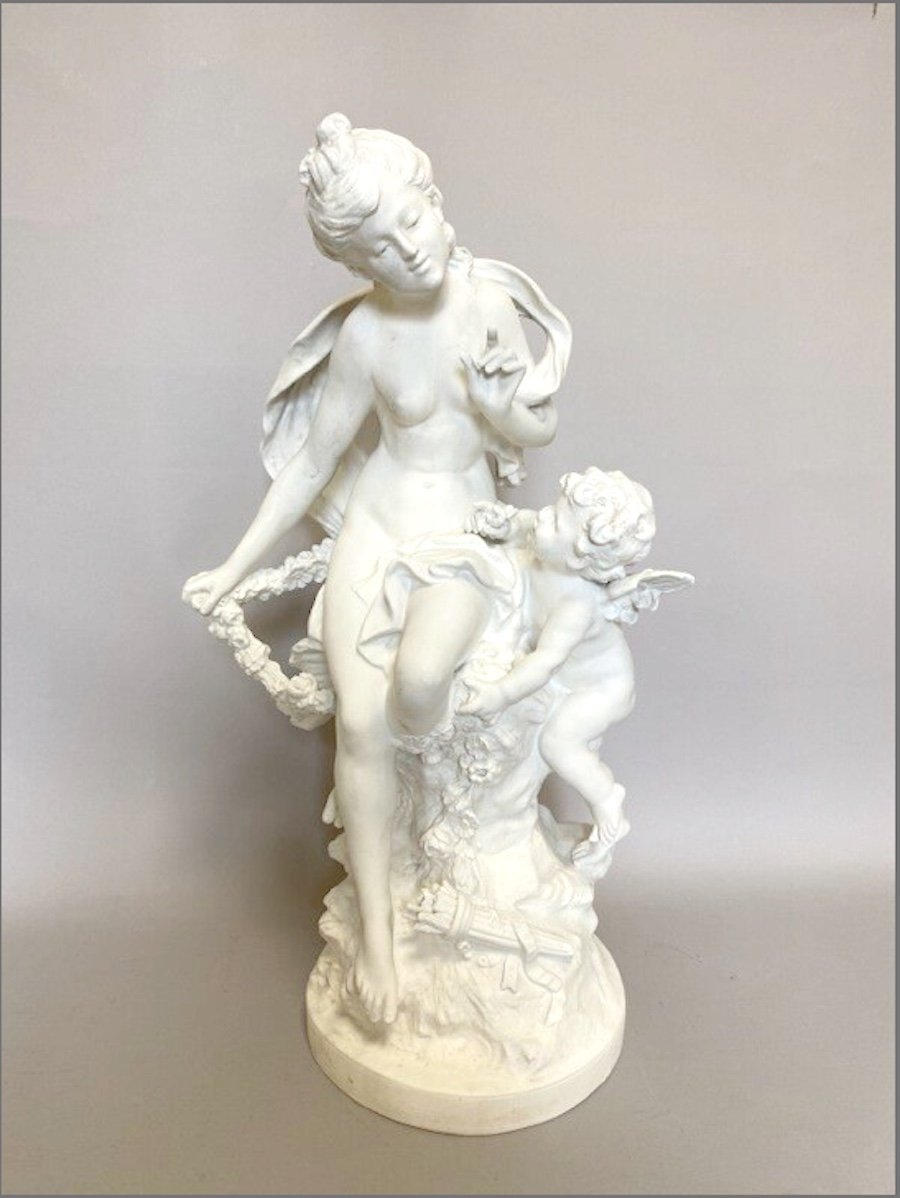 Exquise sculpture en biscuit de porcelaine du XIXe siècle : Vénus et Putti par A. Moreau.-photo-1