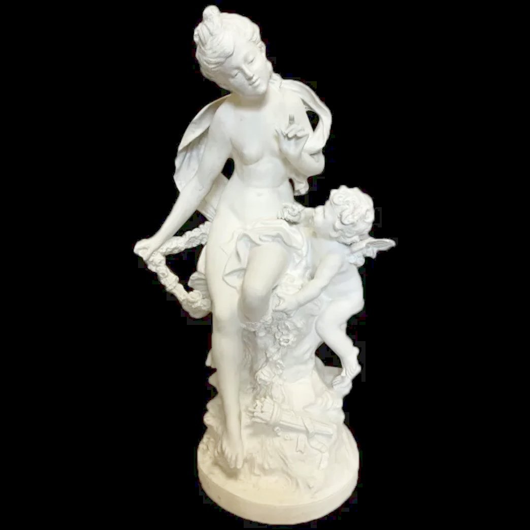 Exquise sculpture en biscuit de porcelaine du XIXe siècle : Vénus et Putti par A. Moreau.