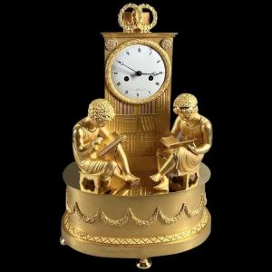 Horloge De Table  De Cheminée De Style Empire Français En Bronze Doré. Fabriquée Vers 1800-1815