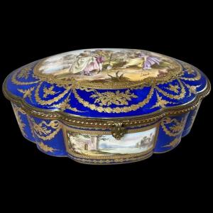 Grande Boîte En Porcelaine De Sèvres Du XIXe Siècle Avec Scène Galante