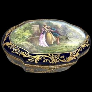 19th Century Sèvres Blue Porcelain Box, France, With Romantic Gallant Scene