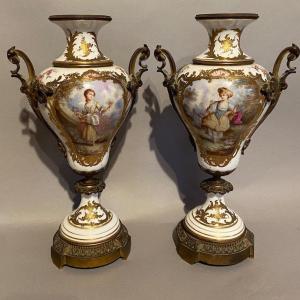 Paire d'Urnes/vases Louis XVI En Porcelaine Et Bronze De Sèvres 19ème Siècle