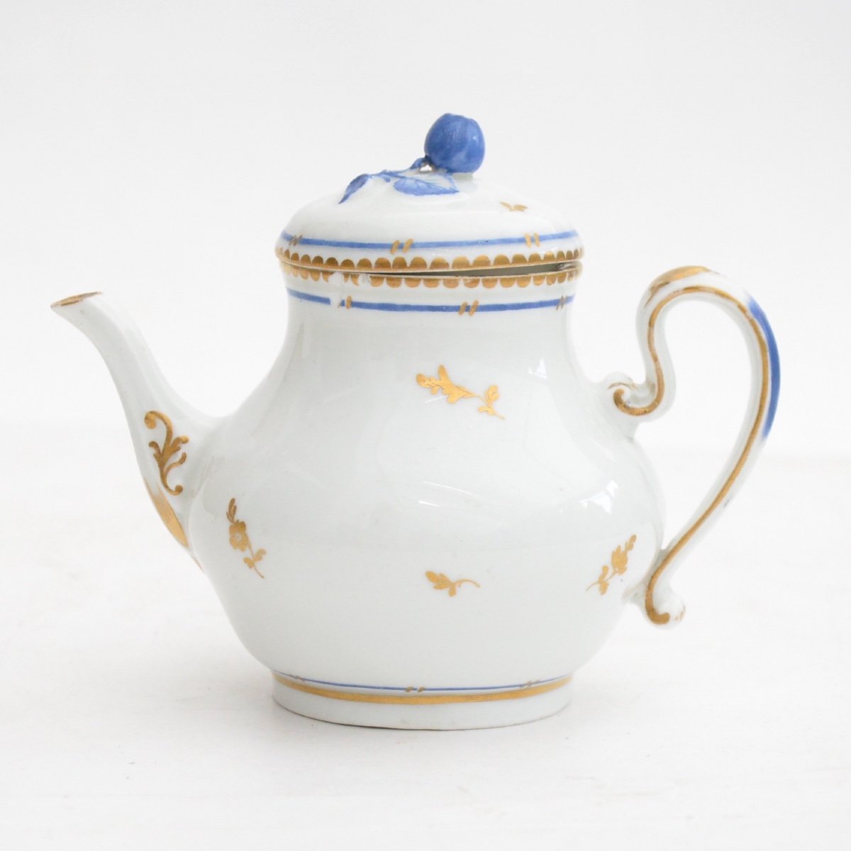 Théière En Porcelaine De Vienne à Décor Doré XVIIIème Circa 1770