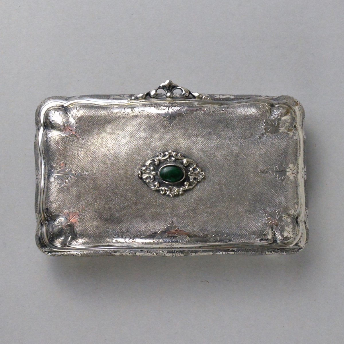 Silver Box Adorned With A Malachite Cabochon-photo-1