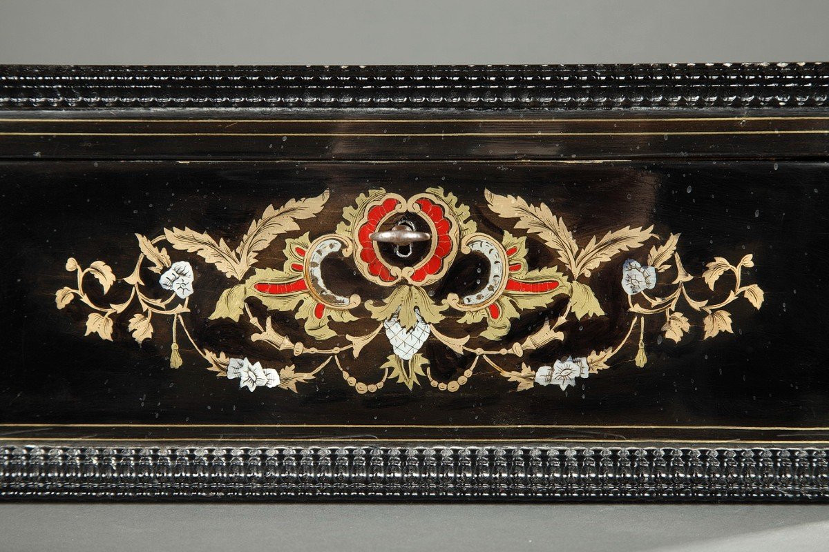 A Mid-19th Century Wooden Casket Inlaid With Mother-of-pearl-photo-3