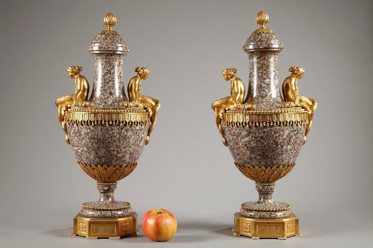 Paire De Vases En Granit De l'Oural Et Bronze Doré De Style Louis XVI