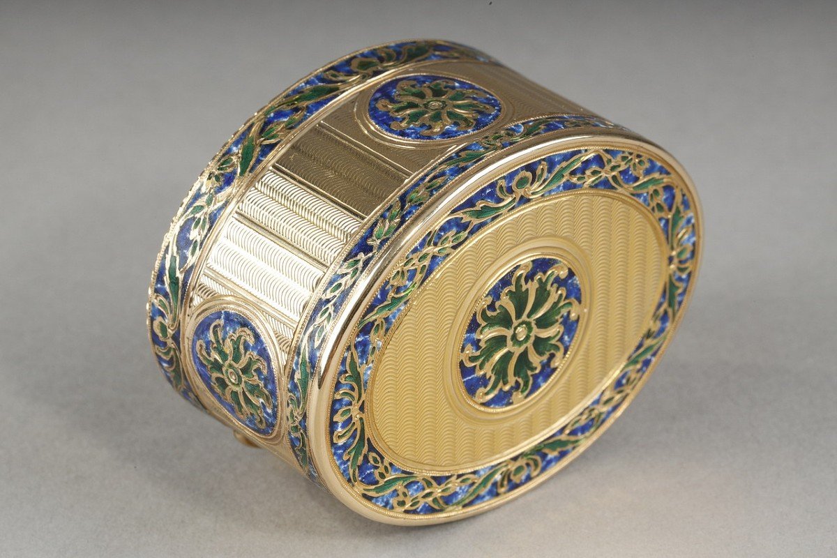 18 Century Oval Snuff Box In Gold And Enamel-photo-4