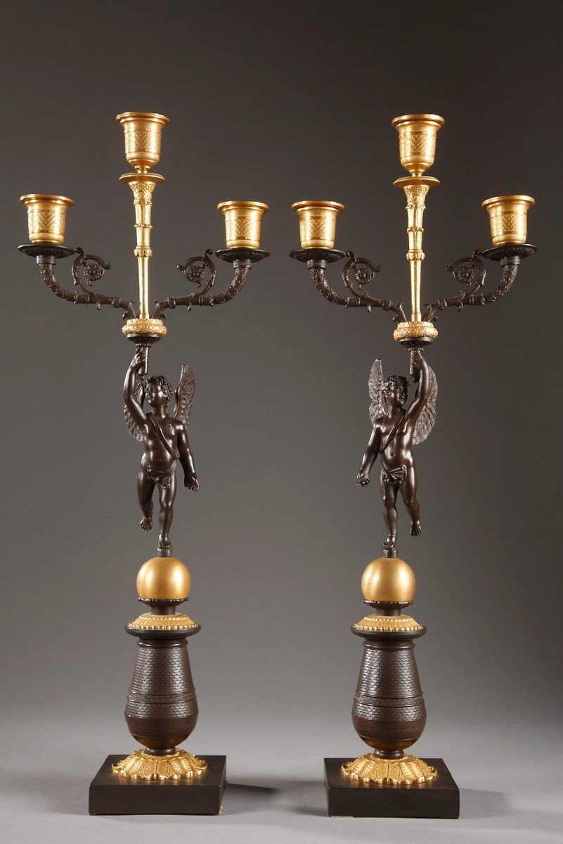 Paire De Candélabres En Bronze Doré Et Patiné à Putti