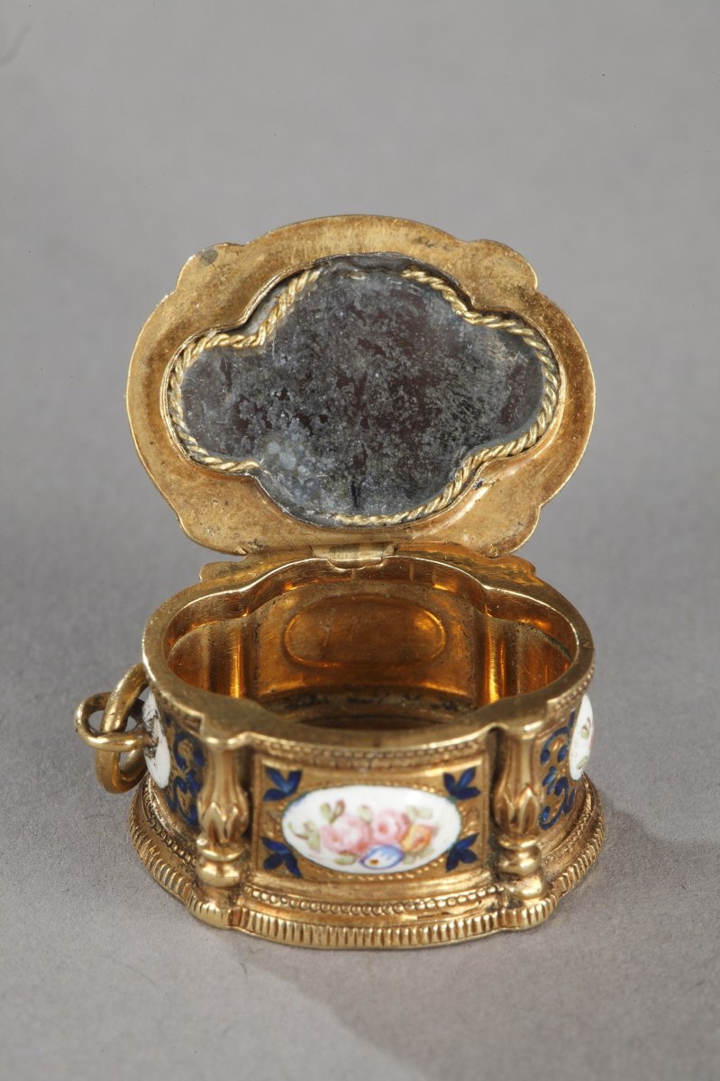 19th Century Gold And Enamel Box Pendant. -photo-2