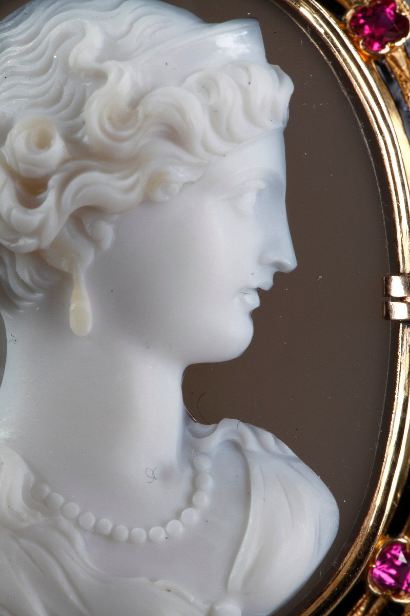 Important Cameo Mounted On A Brooch. Agate, Gold, Enamel And Ruby. -photo-1