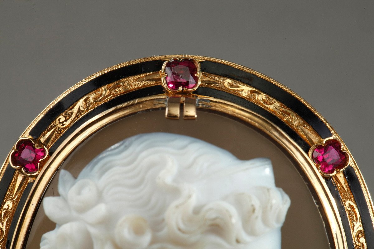 Important Cameo Mounted On A Brooch. Agate, Gold, Enamel And Ruby. -photo-6