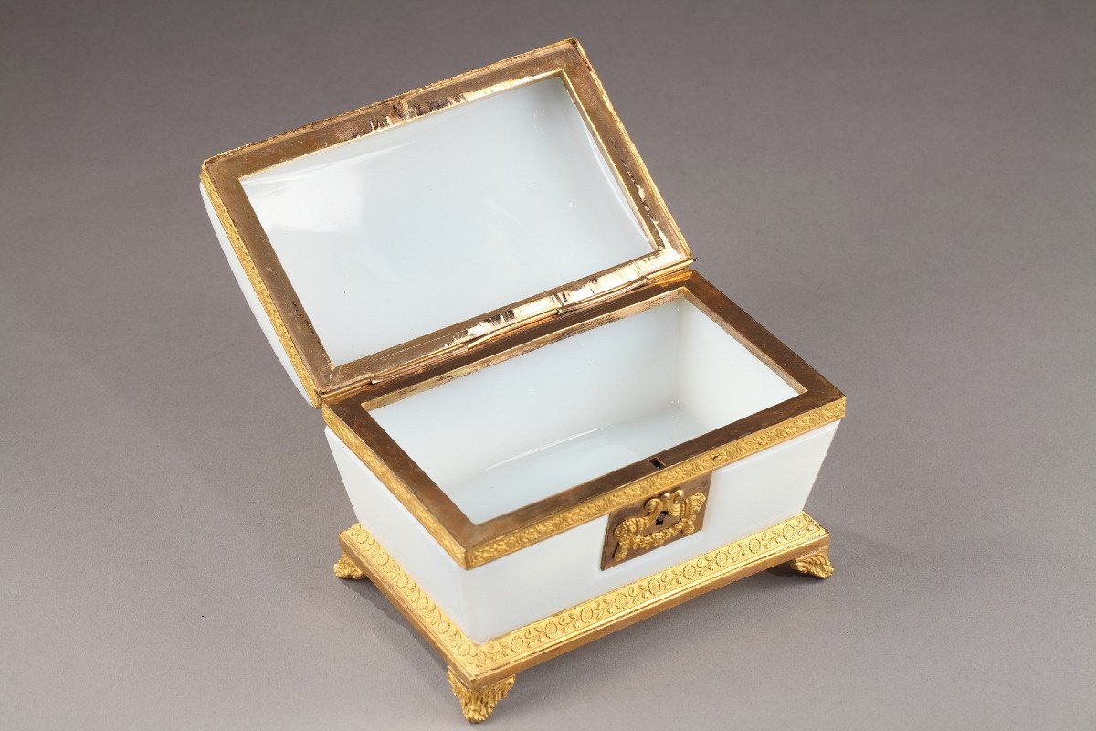 Coffret En Opaline Blanche. Époque Charles X. -photo-2