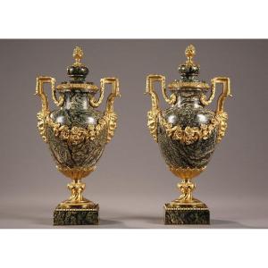 Paire De Vases En Marbre Et Bronze Doré d'époque Napoléon III