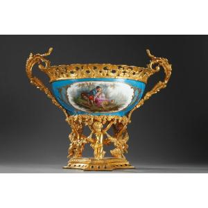 Grande Coupe En Porcelaine et Bronze Doré dans le goût de Sèvres