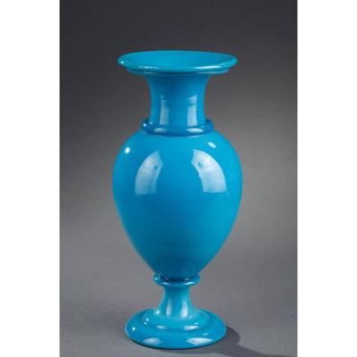 Vase En Opaline Turquoise. Restauration.