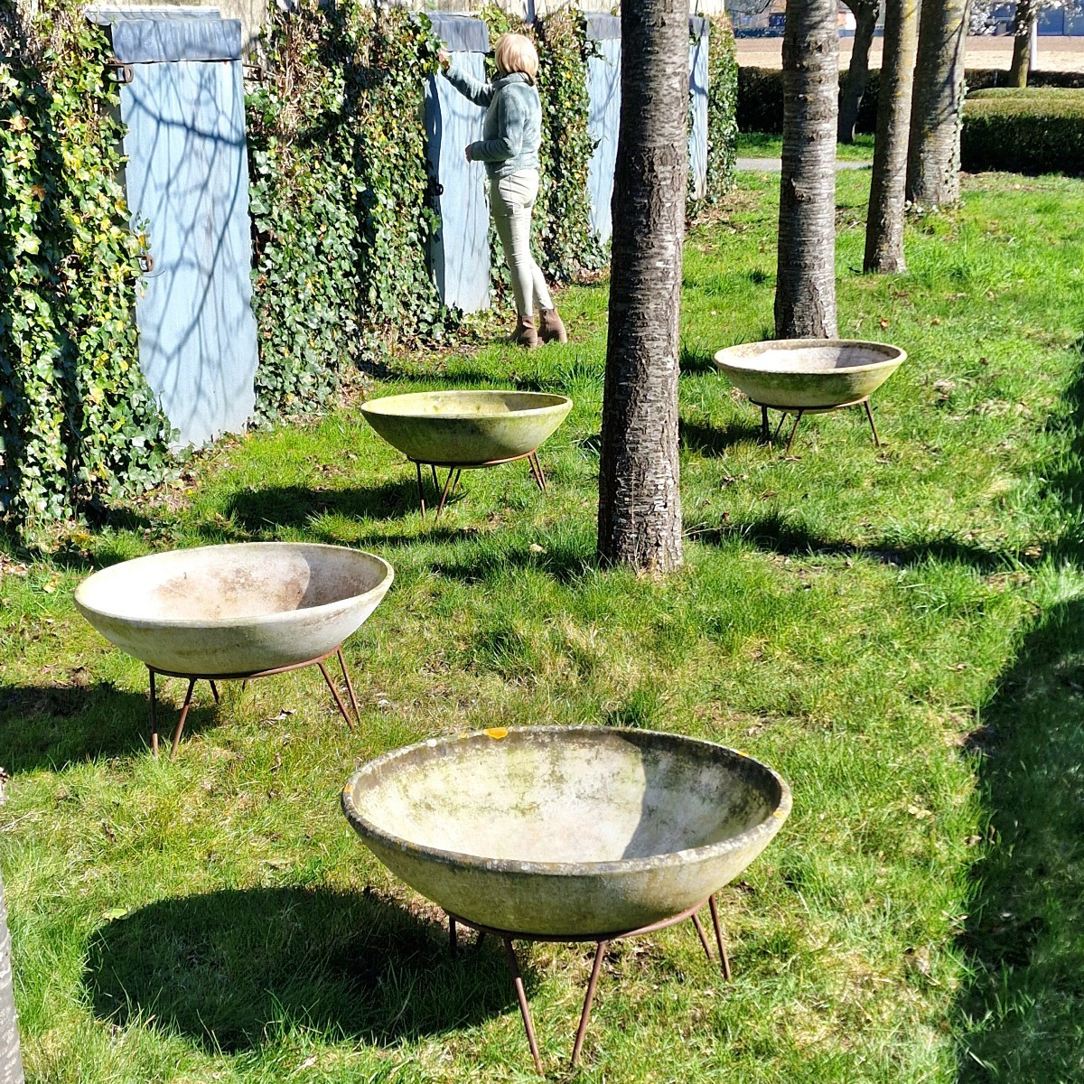 4 Disc-shaped Planters By Willy Guhl