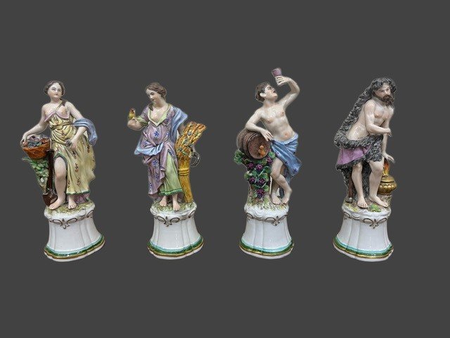 Quatre Sculptures En Porcelaine