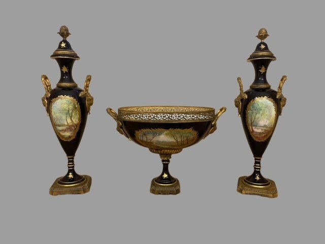 Paire de vases et coupe en porcelaine de Sèvres-photo-4