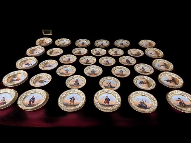 Important service de 94 pieces en porcelaine avec "le Vestiture Del Regno di Napoli"-photo-3