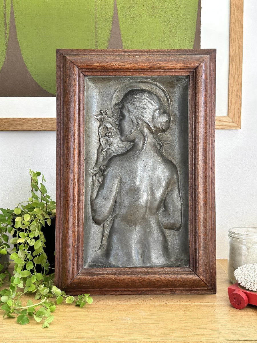 Georges de Kerveguen - "Jeune femme aux fleurs" - Bas-relief en étain-photo-3