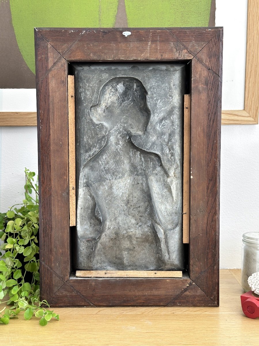 Georges de Kerveguen - "Jeune femme aux fleurs" - Bas-relief en étain-photo-4