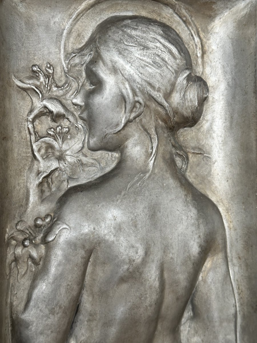 Georges de Kerveguen - "Jeune femme aux fleurs" - Bas-relief en étain-photo-1