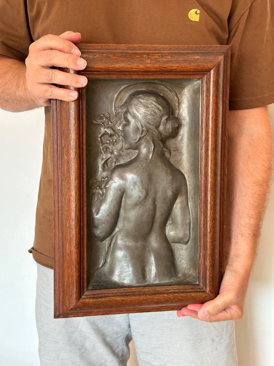 Georges de Kerveguen - "Jeune femme aux fleurs" - Bas-relief en étain-photo-5