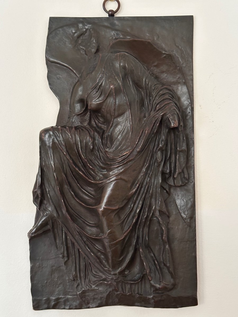 Nikê rattachant sa sandale - Bas relief en bronze - F. Barbedienne-photo-1