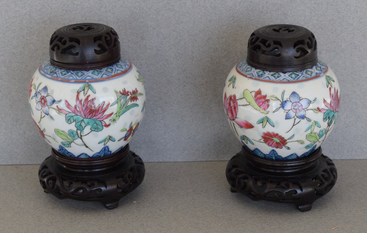 Pair Of Small Porcelain Covered Pots-photo-2
