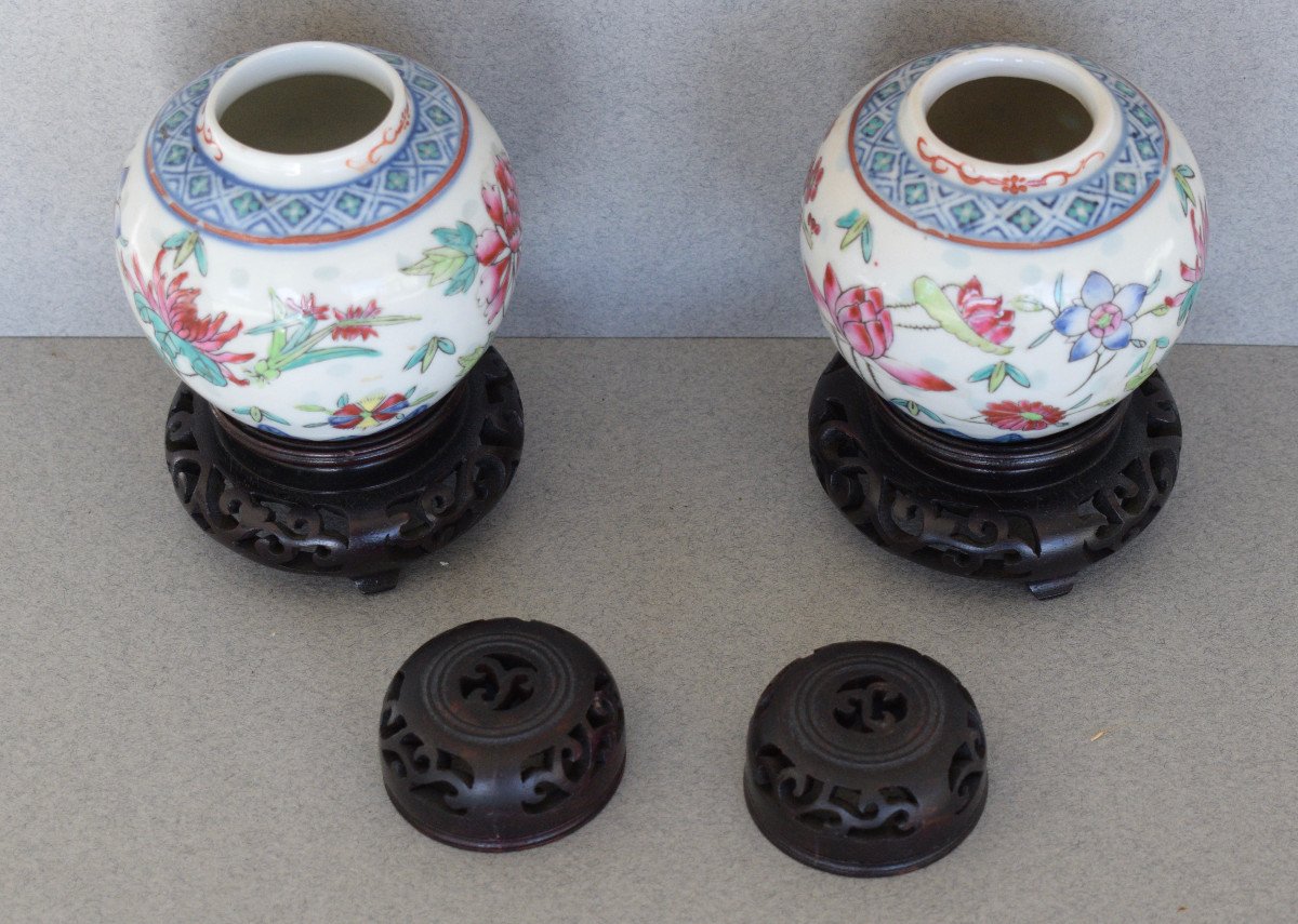 Pair Of Small Porcelain Covered Pots-photo-4