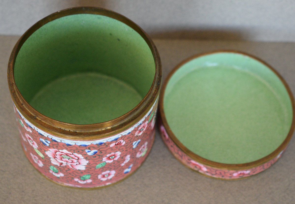 Round Box In Beijing Enamels-photo-1