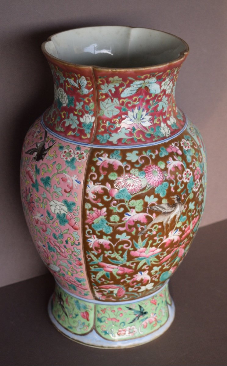 Lobé Shaped Vase In Chinese Porcelain With Famille Rose Enamels-photo-3