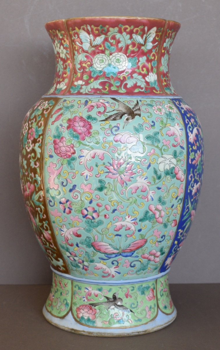 Lobé Shaped Vase In Chinese Porcelain With Famille Rose Enamels-photo-2