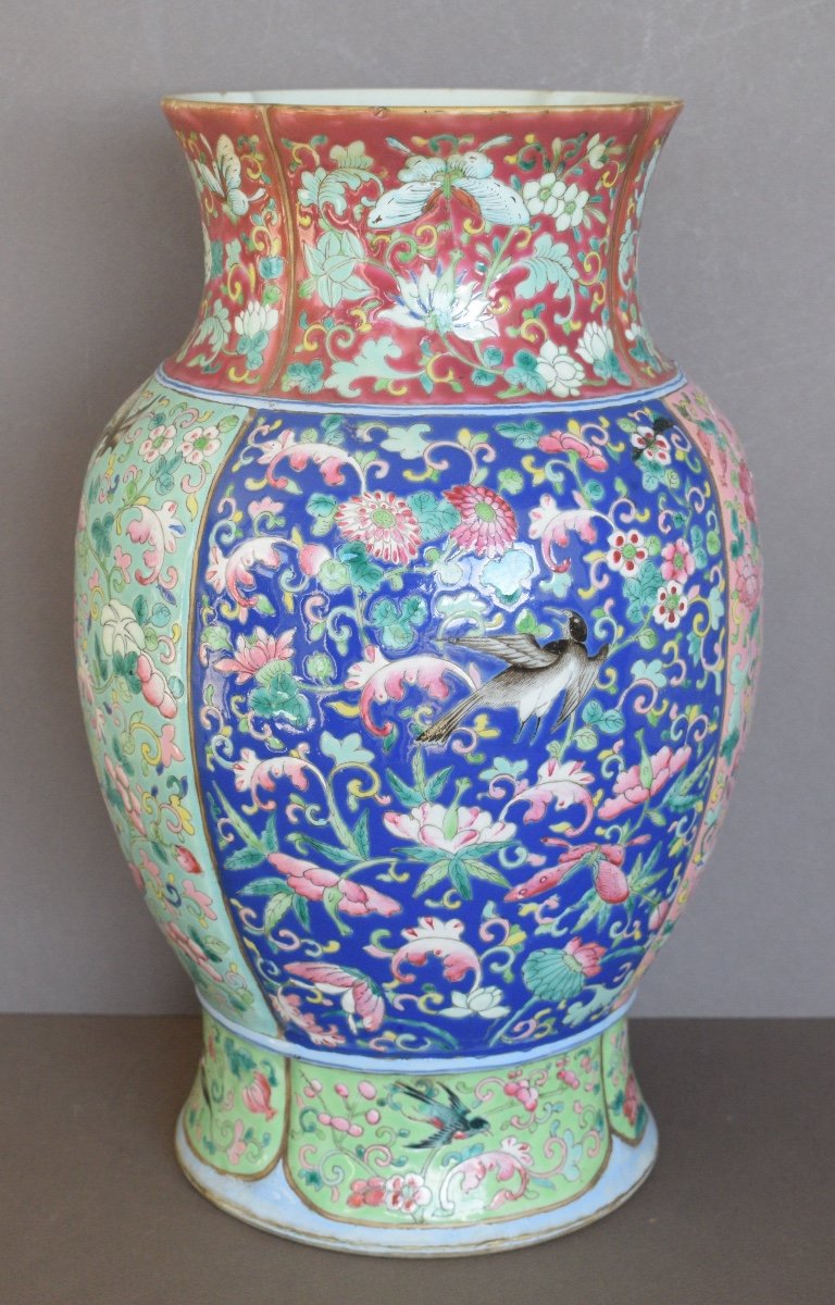 Lobé Shaped Vase In Chinese Porcelain With Famille Rose Enamels-photo-3