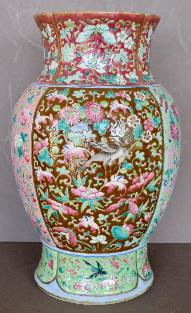 Lobé Shaped Vase In Chinese Porcelain With Famille Rose Enamels-photo-4