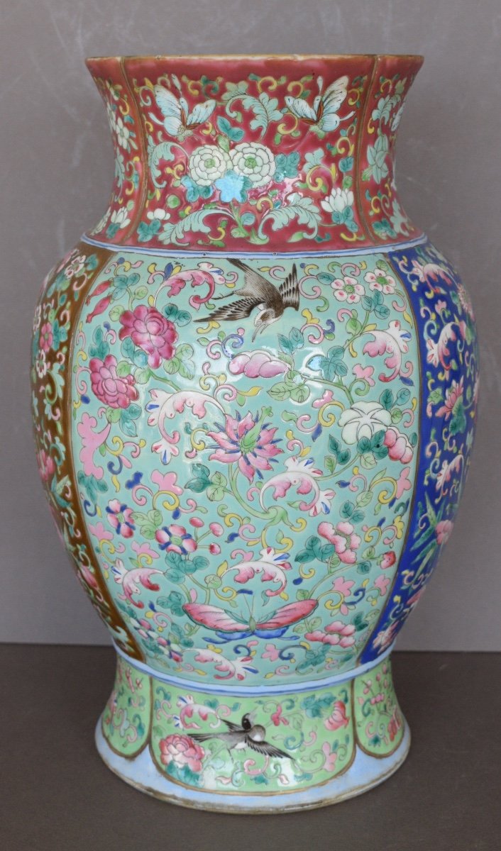 Lobé Shaped Vase In Chinese Porcelain With Famille Rose Enamels-photo-6