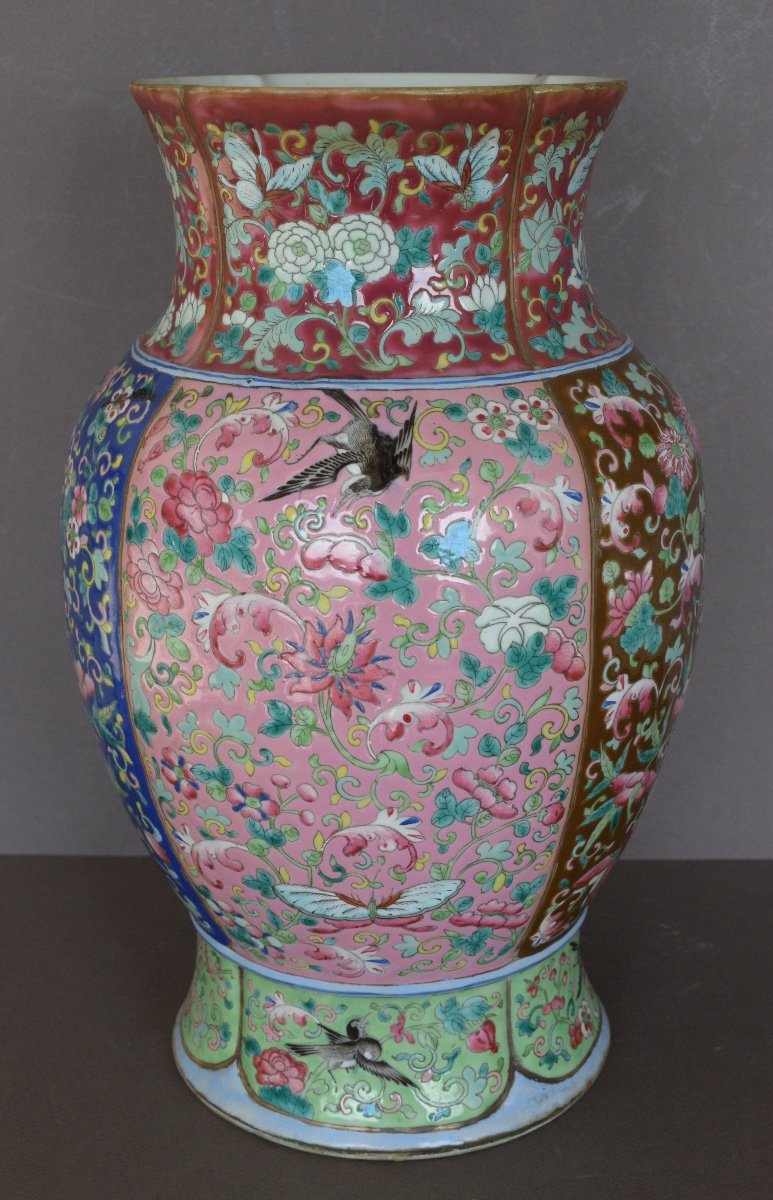 Lobé Shaped Vase In Chinese Porcelain With Famille Rose Enamels