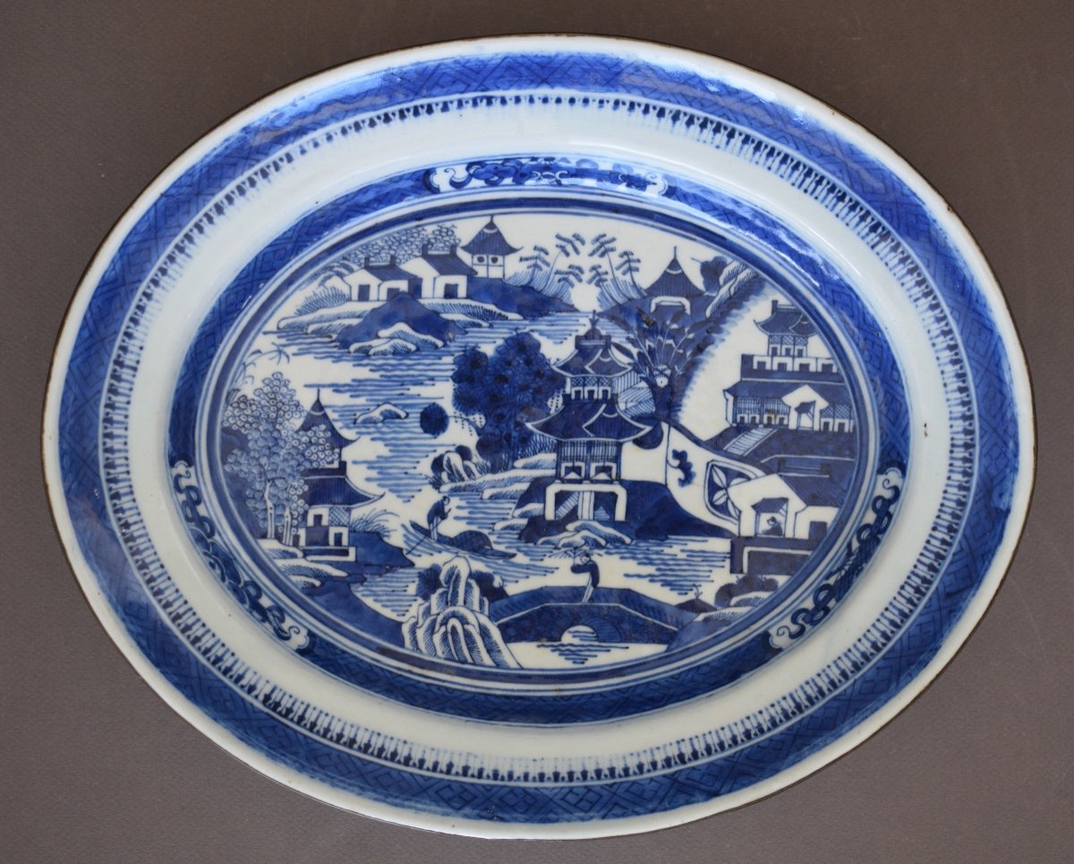 Grand Plat En Porcelaine Bleu Blanc De Forme Ovale Compagnie Des Indes Chine  XVIII Eme Siècle