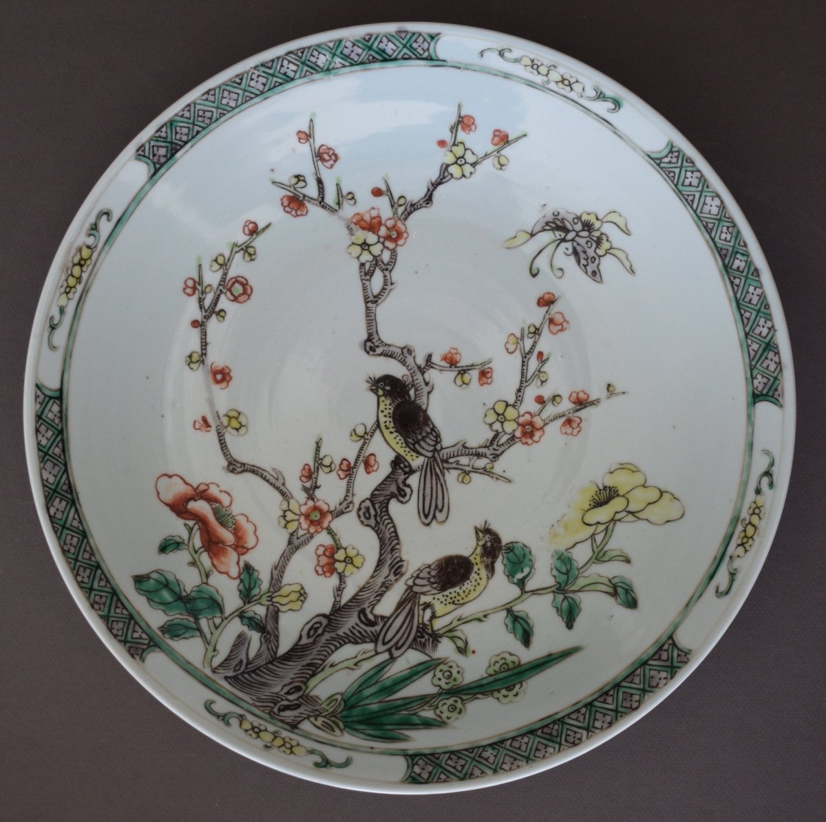 Chine Grand Plat En Porcelaine Aux émaux De La Famille Verte