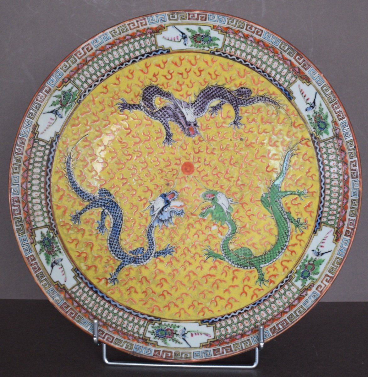 Grand Plat En Porcelaine A Décor De Dragons