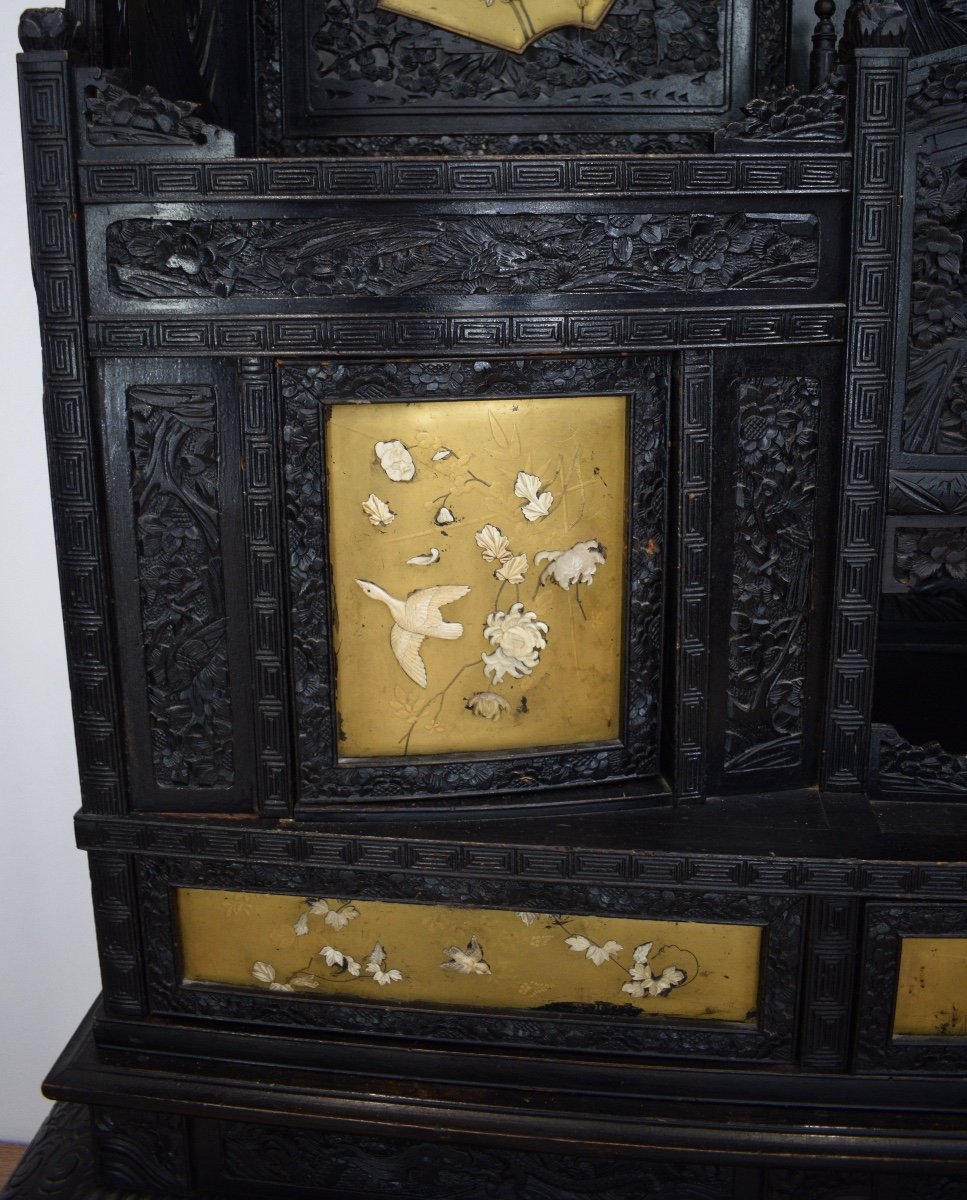 Important Cabinet In Finely Carved Exotic Wood And Shibayama Lacquer On A Gold Background -photo-2