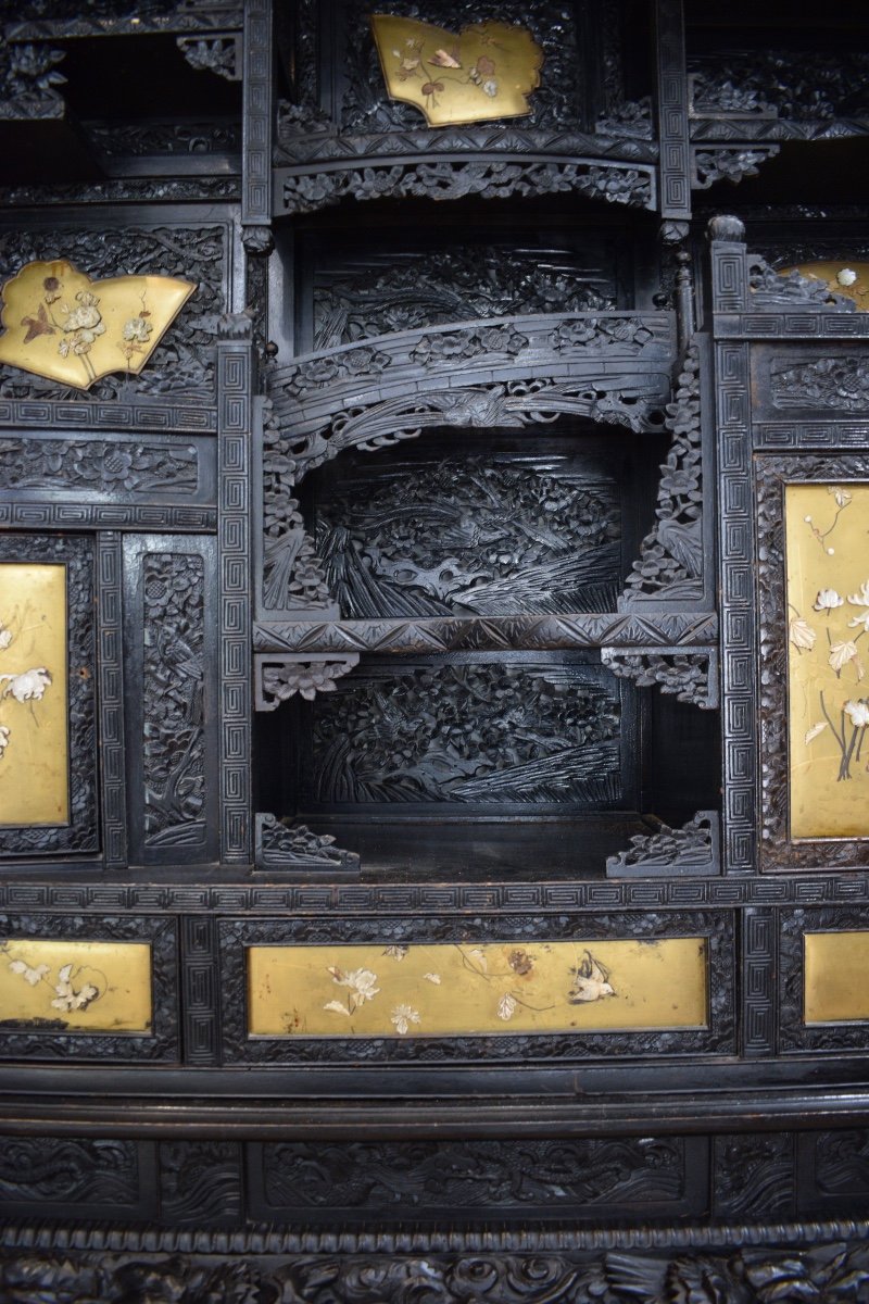 Important Cabinet In Finely Carved Exotic Wood And Shibayama Lacquer On A Gold Background -photo-3