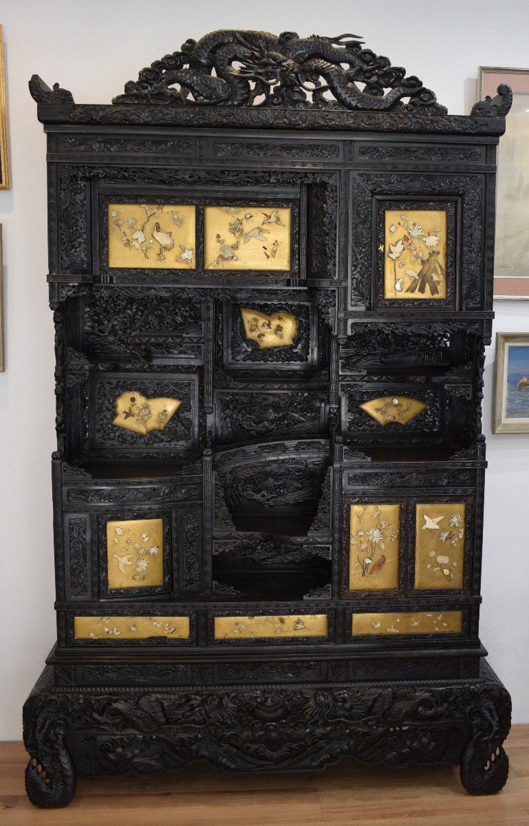 Important Cabinet In Finely Carved Exotic Wood And Shibayama Lacquer On A Gold Background -photo-4