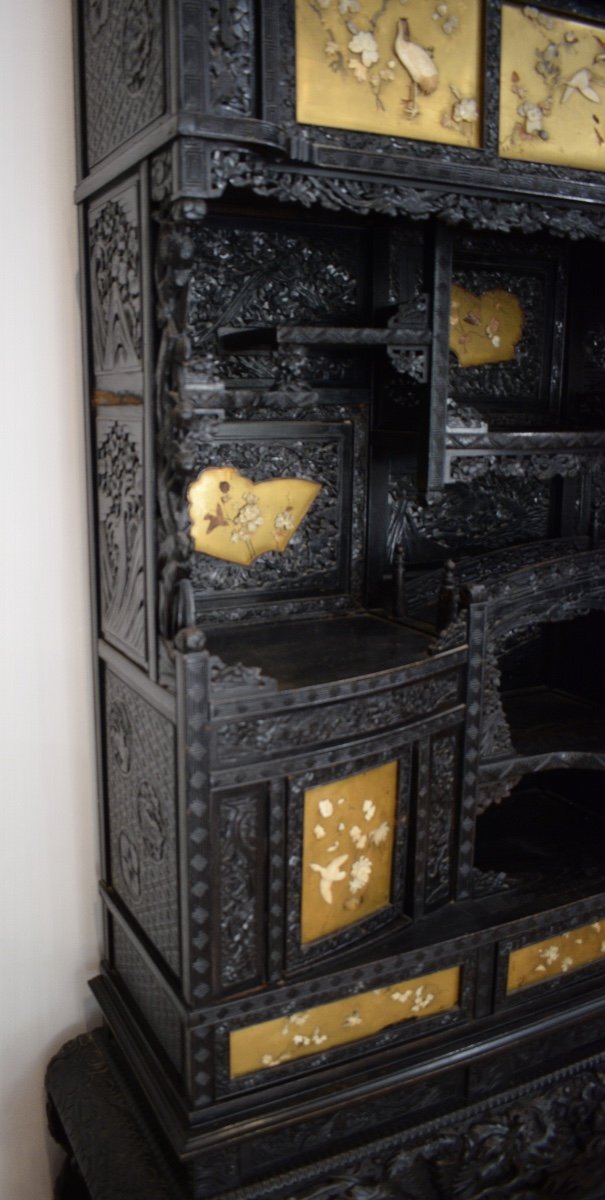 Important Cabinet In Finely Carved Exotic Wood And Shibayama Lacquer On A Gold Background -photo-1