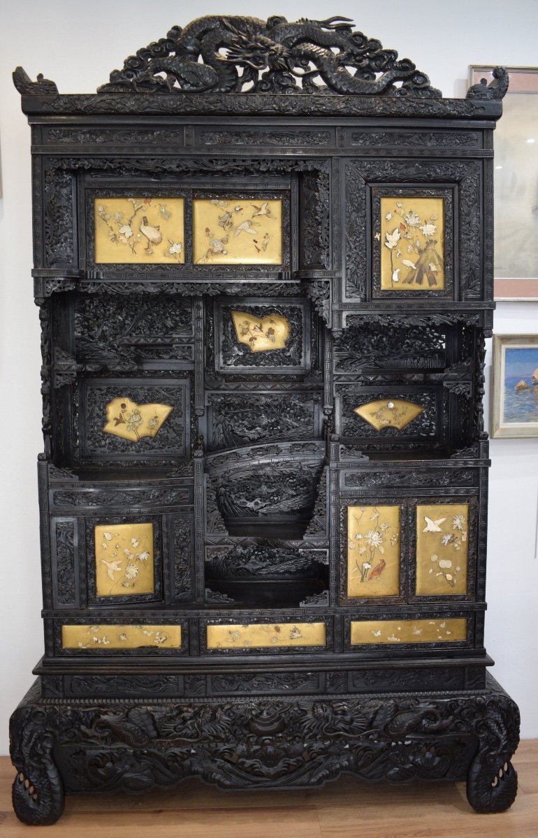 Important Cabinet In Finely Carved Exotic Wood And Shibayama Lacquer On A Gold Background -photo-2