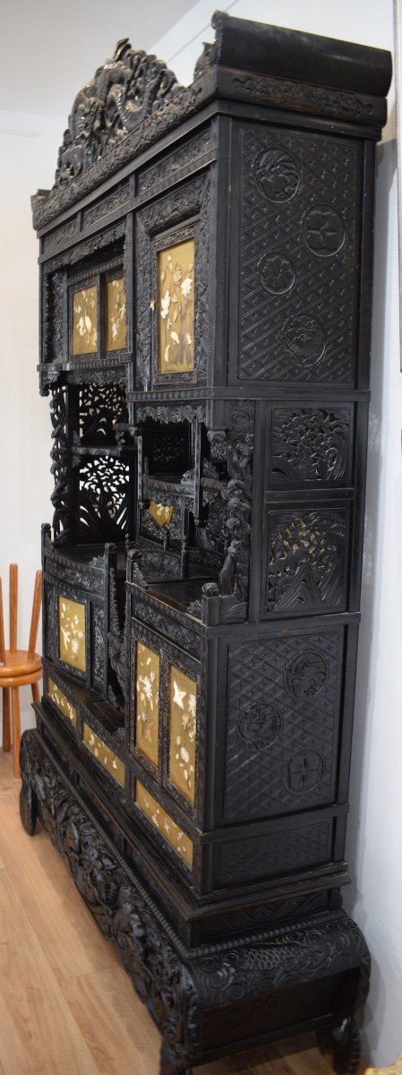 Important Cabinet In Finely Carved Exotic Wood And Shibayama Lacquer On A Gold Background -photo-3