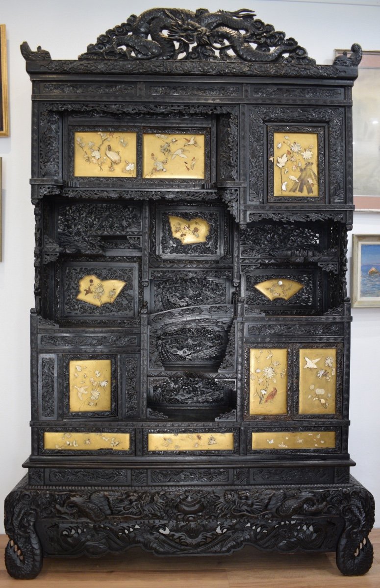 Important Cabinet In Finely Carved Exotic Wood And Shibayama Lacquer On A Gold Background -photo-4